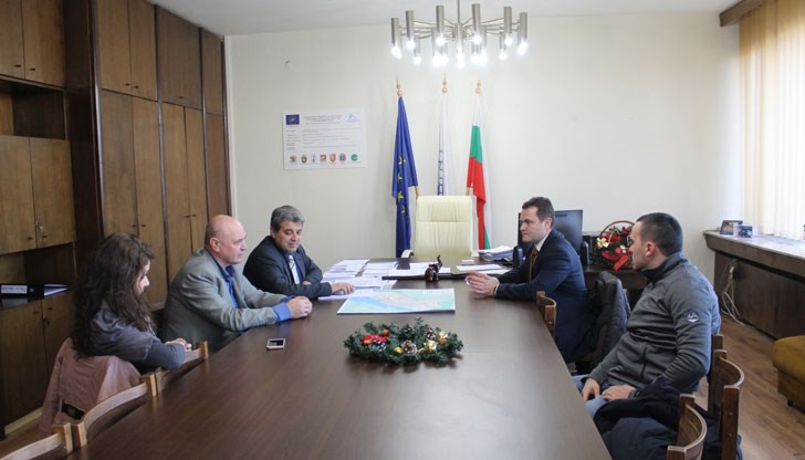 Видеото показва как служителка изхвърля събрания боклук през оградата, вместо в чувал