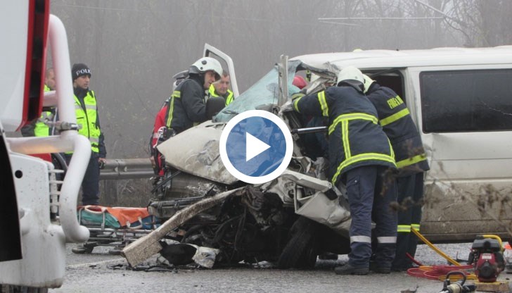 Пожарникари режат ламарини, за да извадят шофьорите на двата буса