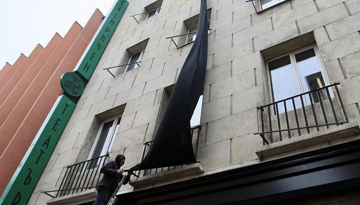 От сградата на Сатиричния театър е спуснато черно знаме в знак на траур