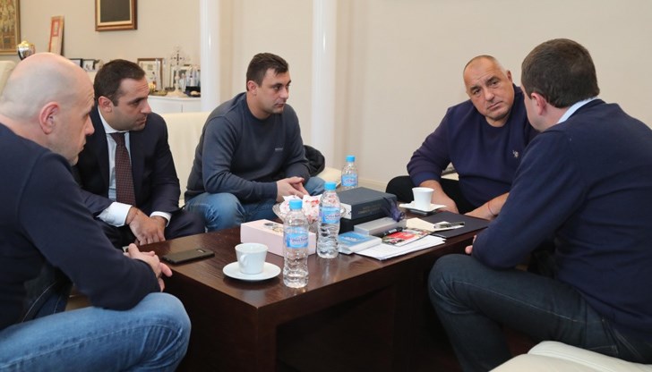 На срещата присъстваха вицепремиерът Томислав Дончев, министърът на икономиката Емил Караниколов, кметът на града Станислав Владимиров и областният управител Емил Костадинов На срещата присъстваха вицепремиерът Томислав Дончев, министърът на икономиката Емил Караниколов, кметът на града Станислав Владимиров и областният управител Емил Костадинов