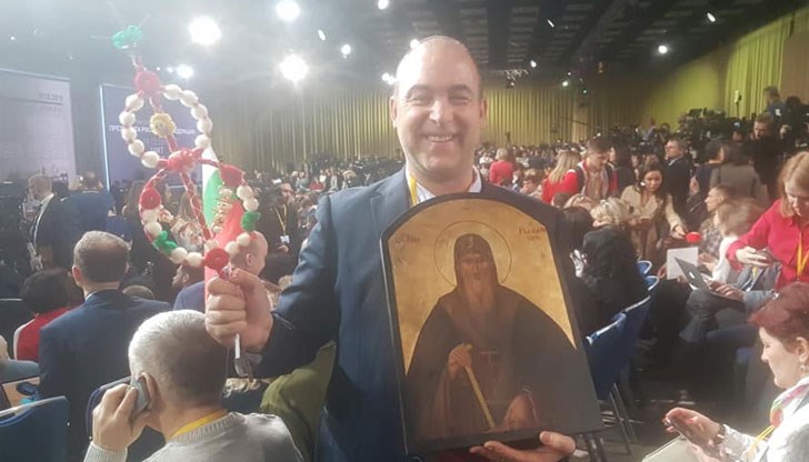 Ние много ви обичаме, носим ви подарък е крещял към руския президент Атанас Стефанов