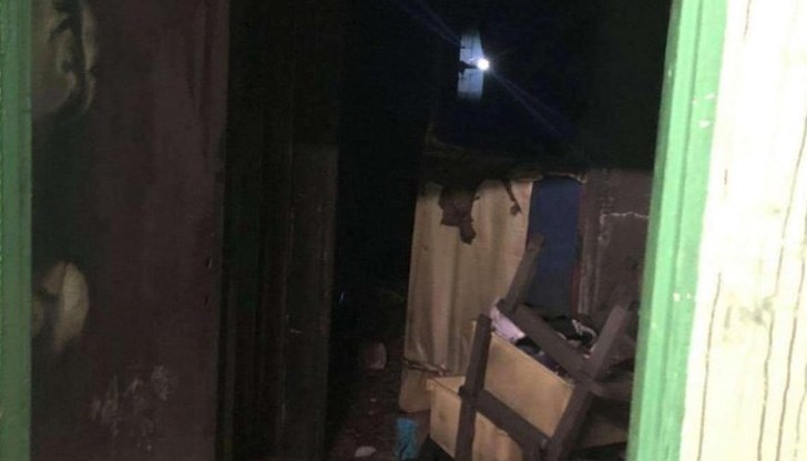 Пламъците са тръгнали от първия етаж на сградата