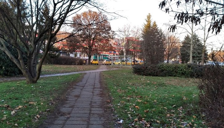 А спирката е възлова за градския транспорт и оттук минава голям поток от хора към квартала