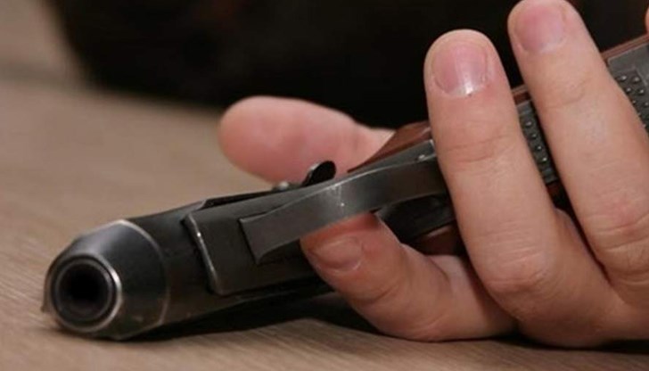 При огледа, под масата в заведението е намерен амфетамин