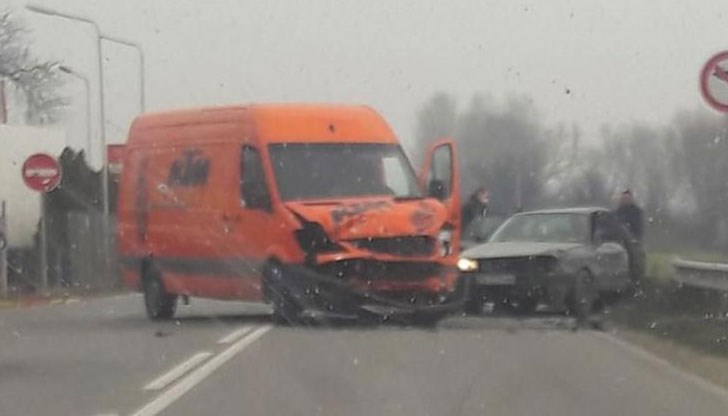 Двама души са откарани в болница