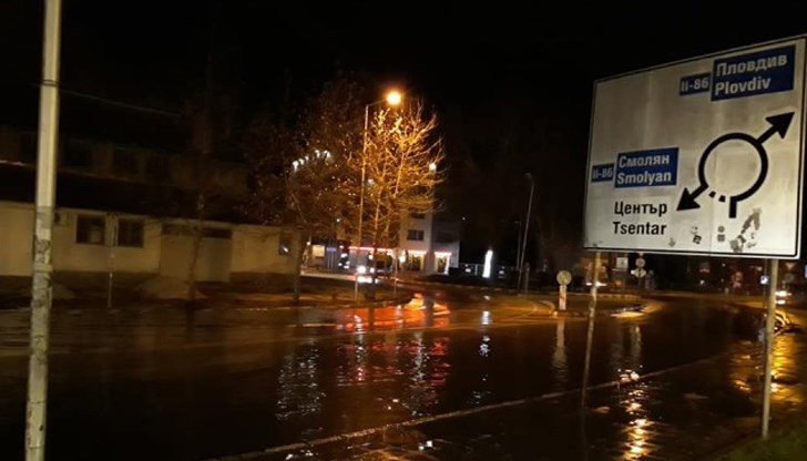 Голяма авария на магистрален водопровод остави 25 000 жители на Асеновград без вода