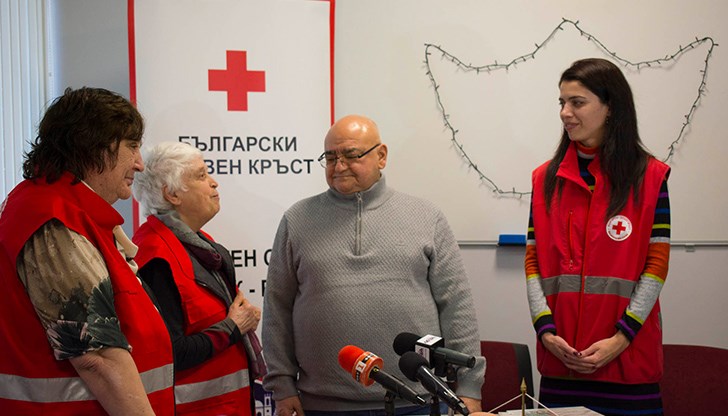 През последните 12 години доц. Панайотов е дарявал изцяло заплатата си като общински съветник През последните 12 години доц. Панайотов е дарявал изцяло заплатата си като общински съветник