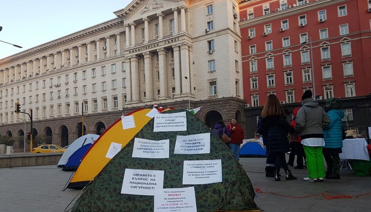 Първоначално срещата бе обявена за утре, но протестиращите отказаха да свият палатките