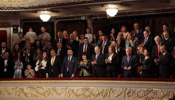 Политиците взимат заплати, за да организират така системата, че да няма нужда от благотворителни кампании Политиците взимат заплати, за да организират така системата, че да няма нужда от благотворителни кампании