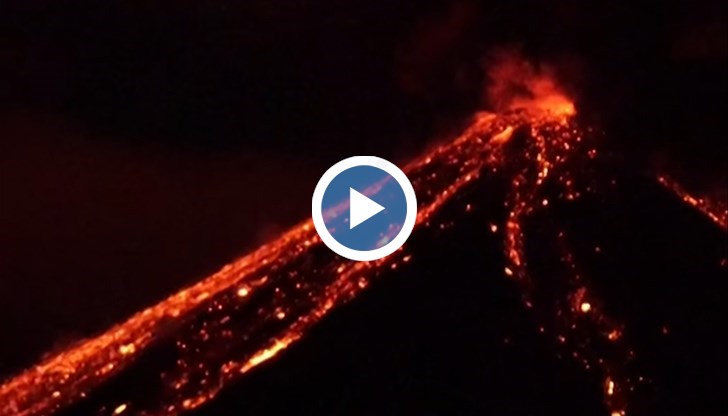Впечатляващи кадри от изригването на Ревентадор показват излизащата лава от кратера му