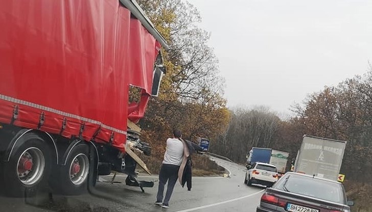 По пътното платно има разпилени части от ТИР-овете