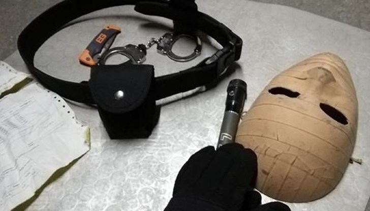 Освен парите, били отнети и записващо устройство и 20 стека цигари от различни марки