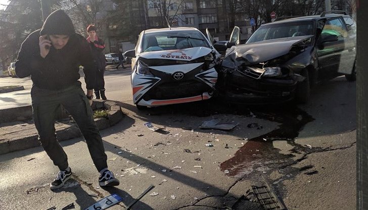 Ударили са се две коли, едната от които е служебен автомобил на пицария "Котката"