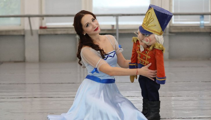 След края на спектакъла Дядо Коледа ще раздаде и подаръци на децата