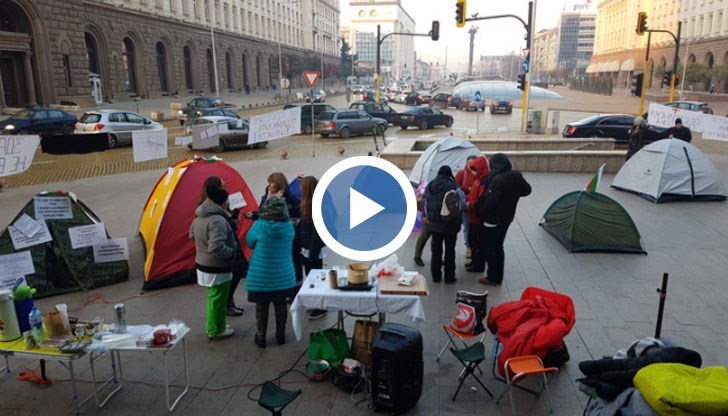 Медиците ще спят втора нощ под звездите