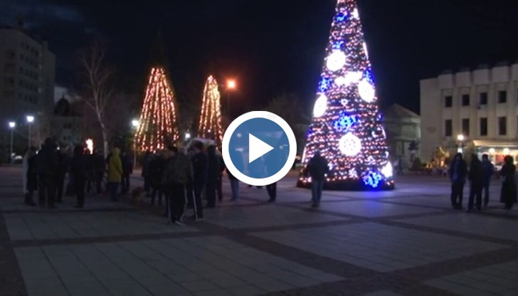 Около 60 души излязоха тази вечер на централния площад в града