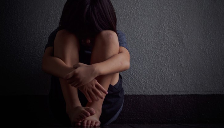 Шестима души са задържани по обвинение, че са насилвали сексуално собствените си дец