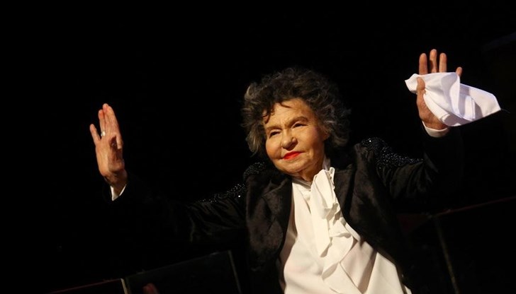 Поклонението е от 11:00 до 16:00 часа в Сатиричния театър. Поклонението е от 11:00 до 16:00 часа в Сатиричния театър.