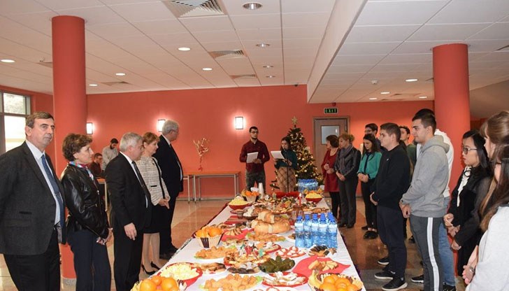 Доц. д-р Велислава Донева разказа за традициите на Бъдни вечер и Коледа, за посрещането на Новата Година и коледуването пред чуждестранните студенти
