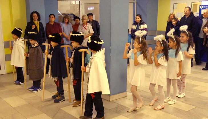 Момченцата и момиченцата от детска градина „Детелина“ пяха и танцуваха