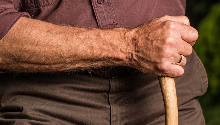 Предложила му помощ да се качи по стълби