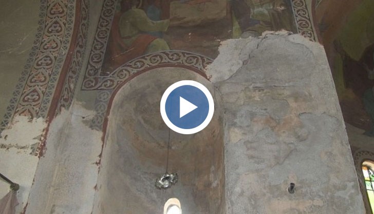 Русенската църква пропада, камбанарията се е отделила от основната сграда