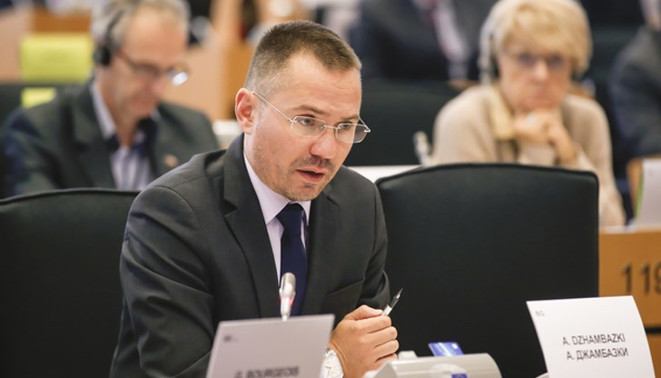 Управляващата шайка просто няма морал. Няма чест и достойнство. Една лакома, кариеристична пасмина Управляващата шайка просто няма морал. Няма чест и достойнство. Една лакома, кариеристична пасмина