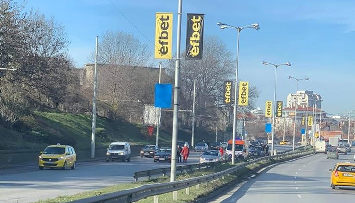 Млад шофьор нарушава правилата за предимство и се блъска в БМВ, което се отмества вляво и удря друг автомобил „Алфа Ромео“ Млад шофьор нарушава правилата за предимство и се блъска в БМВ, което се отмества вляво и удря друг автомобил „Алфа Ромео“