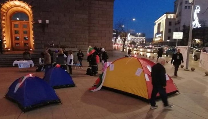 Палатките на недоволните ще посрещнат депутатите преди заседанието на парламента