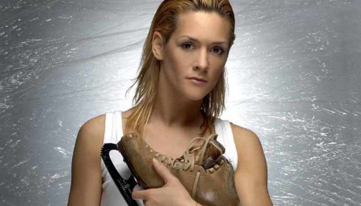 Световната шампионка по фигурно пързаляне Албена Денкова е родена на 3 декември 1974 г. в София Световната шампионка по фигурно пързаляне Албена Денкова е родена на 3 декември 1974 г. в София