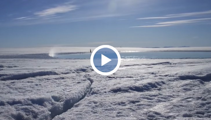 Вода, с еквивалент на 2000 басейна с олимпийски размери, е изтекла през големи цепнатини в леда