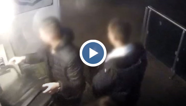 Посред нощ група младежи разбиха и ограбиха обществена тоалетна