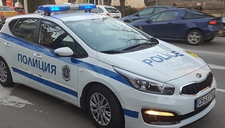 Шофьорът хвърлил 10 евро в колата на полицаите