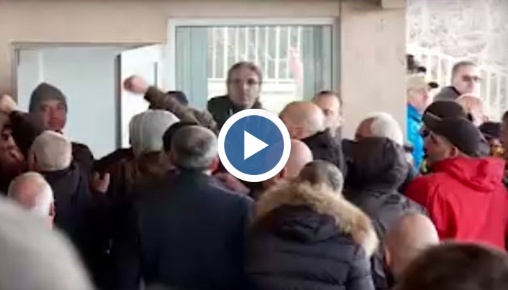 Трима от тях са запалянковци, а четвъртият е  член на УС на "Локомотив София"