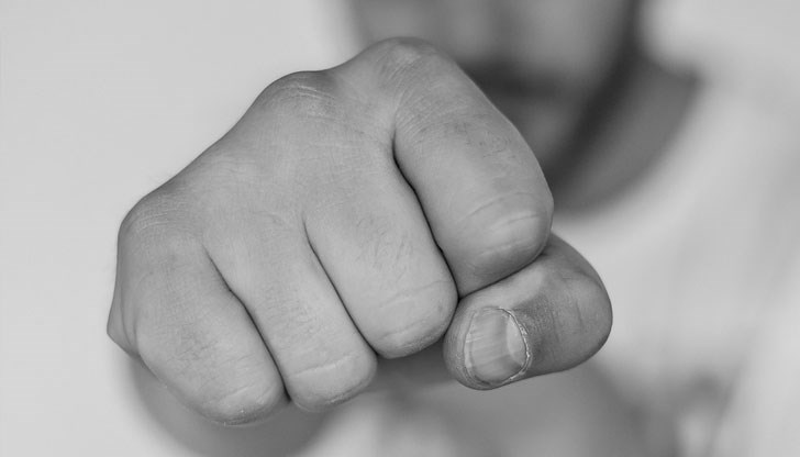 Мъжът е отведен в болнично заведение, където е констатирана черепно – мозъчна травма, и е настанен за лечение с опасност за живота Мъжът е отведен в болнично заведение, където е констатирана черепно – мозъчна травма, и е настанен за лечение с опасност за живота