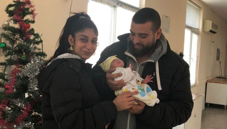 На втория ден от раждането си момченцето развива и масивен белодробен кръвоизлив и състоянието му бързо се влошава, което налага спешно лечение