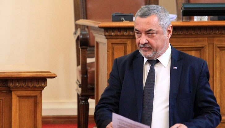 По предложение на депутатите Менда Стоянова /ГЕРБ/ и Валери Симеонов /ОП/ платформите се задължават да предлагат "категоризирани" или "регистрирани" обекти за краткосрочно настаняване