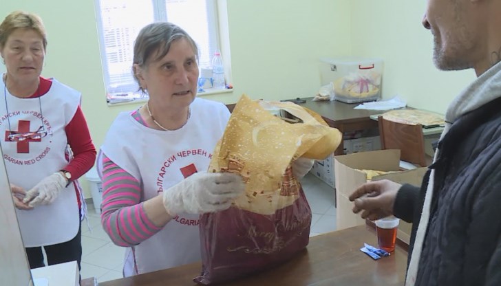 Кризисната трапезария се погрижи за своите посетители да имат и на Рождество Христово какво да сложат на трапезата си Кризисната трапезария се погрижи за своите посетители да имат и на Рождество Христово какво да сложат на трапезата си