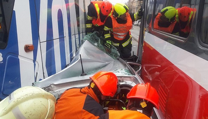 Лек автомобил бе смачкан между два трамвая Лек автомобил бе смачкан между два трамвая