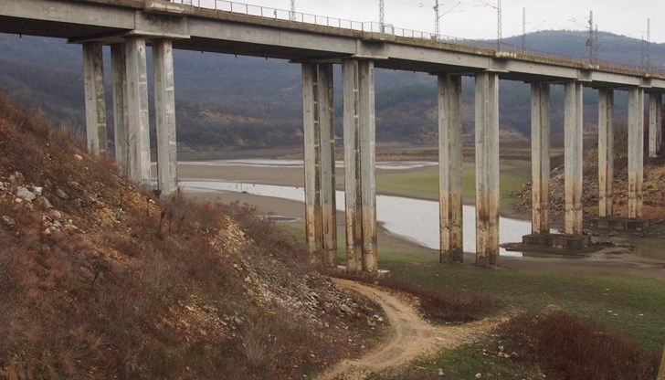 Нивото на язовира е спаднало с почти 10 метра