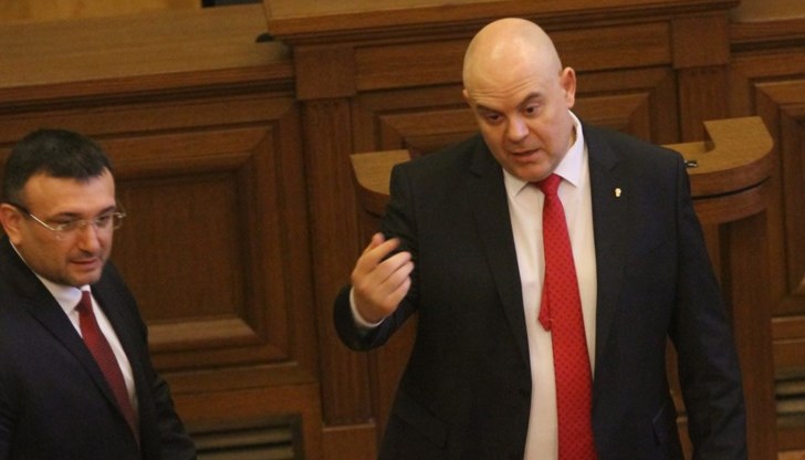 Той видимо се ядоса и от въпросите за становището на Венецианската комисия Той видимо се ядоса и от въпросите за становището на Венецианската комисия