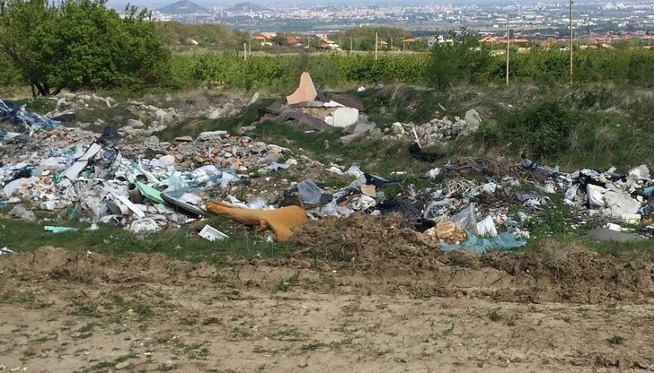 Общински служители ще оградят мястото, за да не се използва повторно за сметище