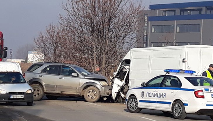 Ударили са се джип, бус и лека кола