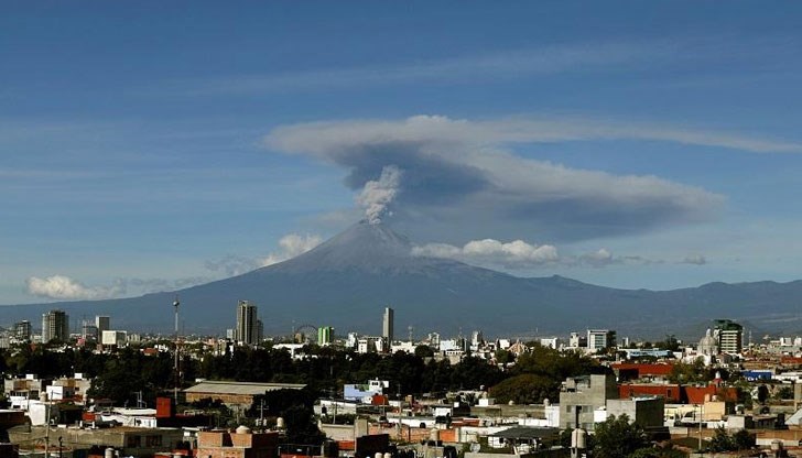 Властите в Мексико обявиха жълт код за опасно време, след като вулканът Попокатепетъл се събуди и започна да изхвърля пепел