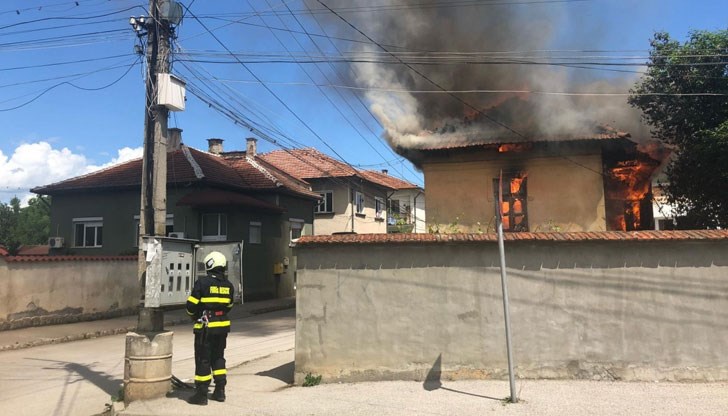 4 екипа на пожарната са се отзовали на сигнала за пожара 4 екипа на пожарната са се отзовали на сигнала за пожара
