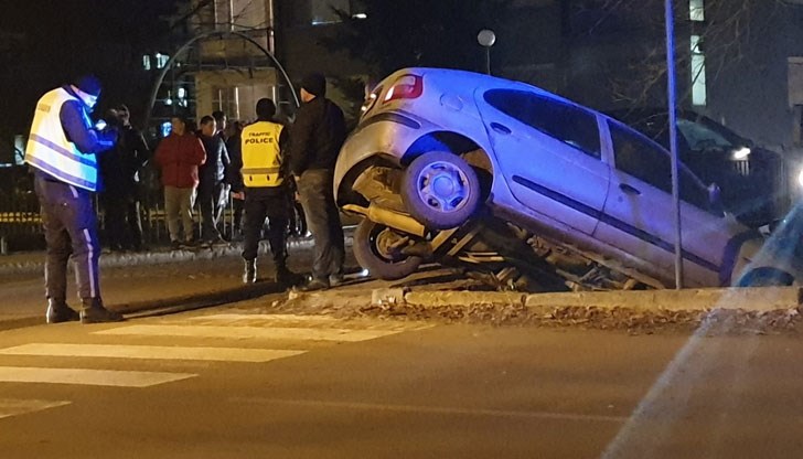 Ударили са се два автомобила, като единият е изхвърчал от пътя и е увиснал над реката