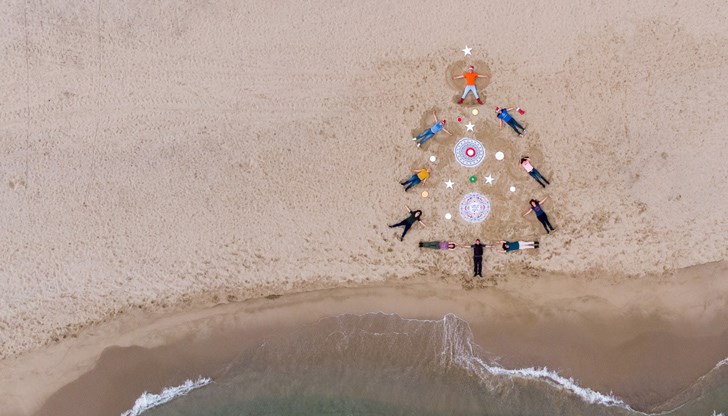 10 фотографи сътвориха нестандартен флашмоб на плажа в морския град