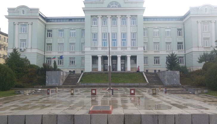 Дебнел пред детската градина на едно от децата на полицая Дебнел пред детската градина на едно от децата на полицая