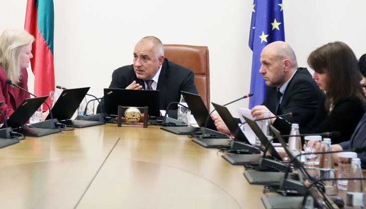 За част от парите бе взето решение да се отпуснат веднага по бюджетите на различни министерства и държавни агенции, а за друга част от средствата бяха поети ангажименти да бъдат предоставени през идните месеци За част от парите бе взето решение да се отпуснат веднага по бюджетите на различни министерства и държавни агенции, а за друга част от средствата бяха поети ангажименти да бъдат предоставени през идните месеци