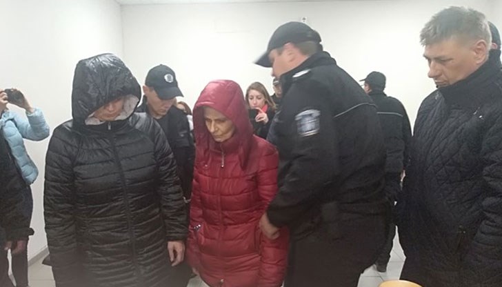 Заедно със Александрина Георгиева пред магистратите застанаха дъщеря й и приятеля й